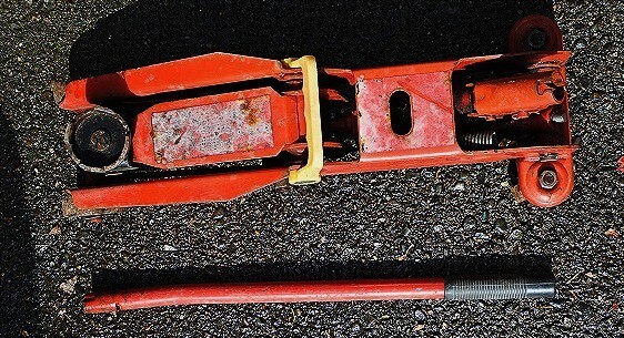 ●フロアジャッキー（赤）揚げ荷重２トン　車のジャッキアップ用　高さ約max２７センチ　操作棒付き_画像3