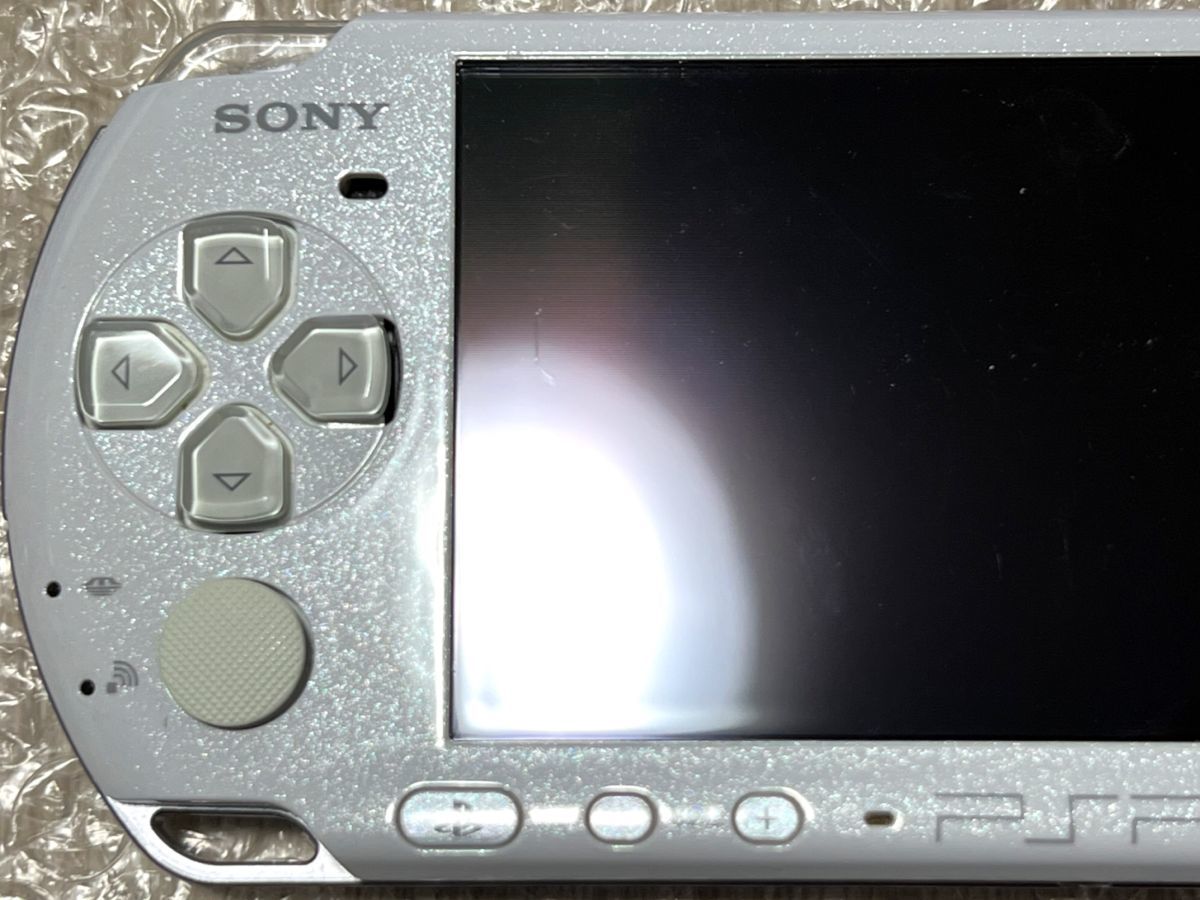 〈良品・動作確認済み・最終型〉PSP-3000 本体 パールホワイト＋メモリースティック 2GB バッテリー 充電器 PlayStation Portable 薄型_画像4