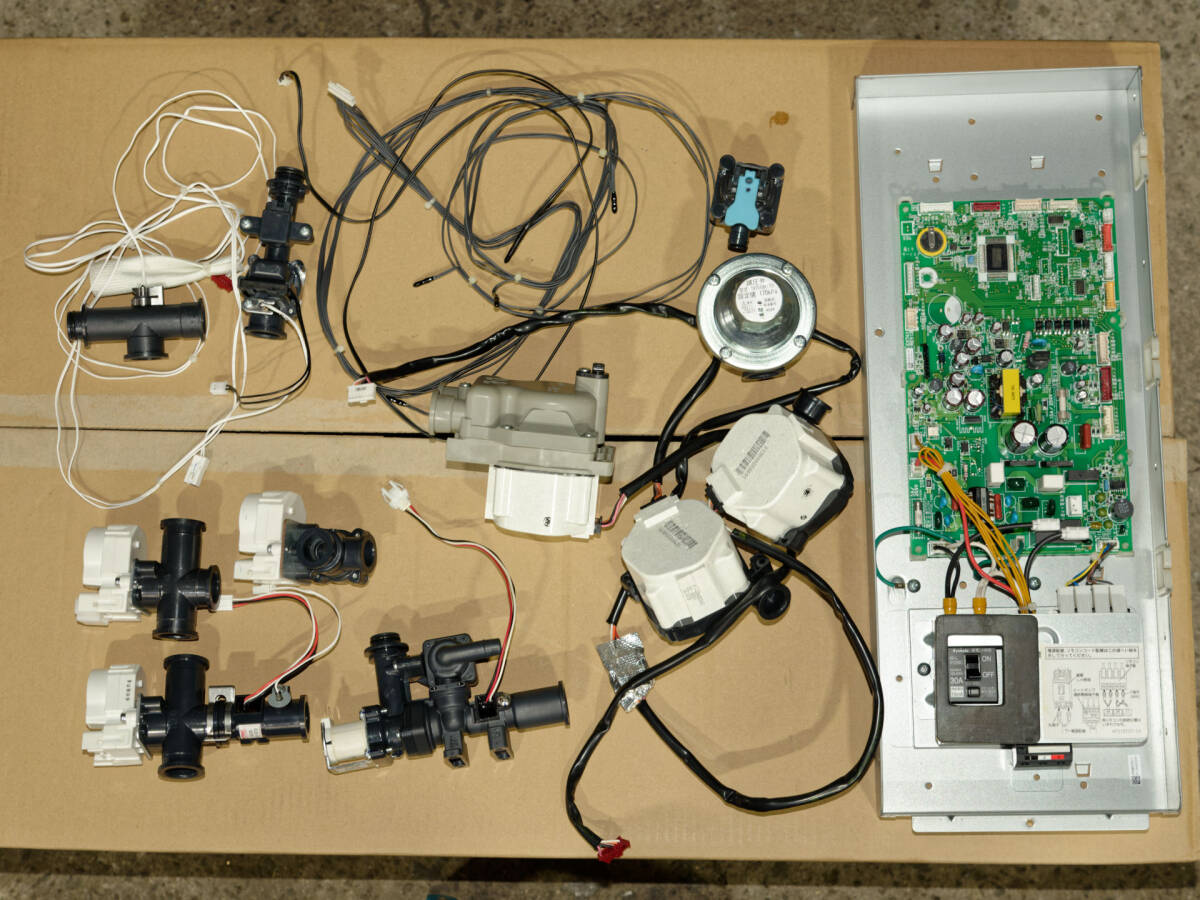 ダイキン 貯湯ユニット TUSN37SFV(2016年製) 基板 電磁弁 ポンプ等一式 動作正常 修理用に エコキュート部品_画像1