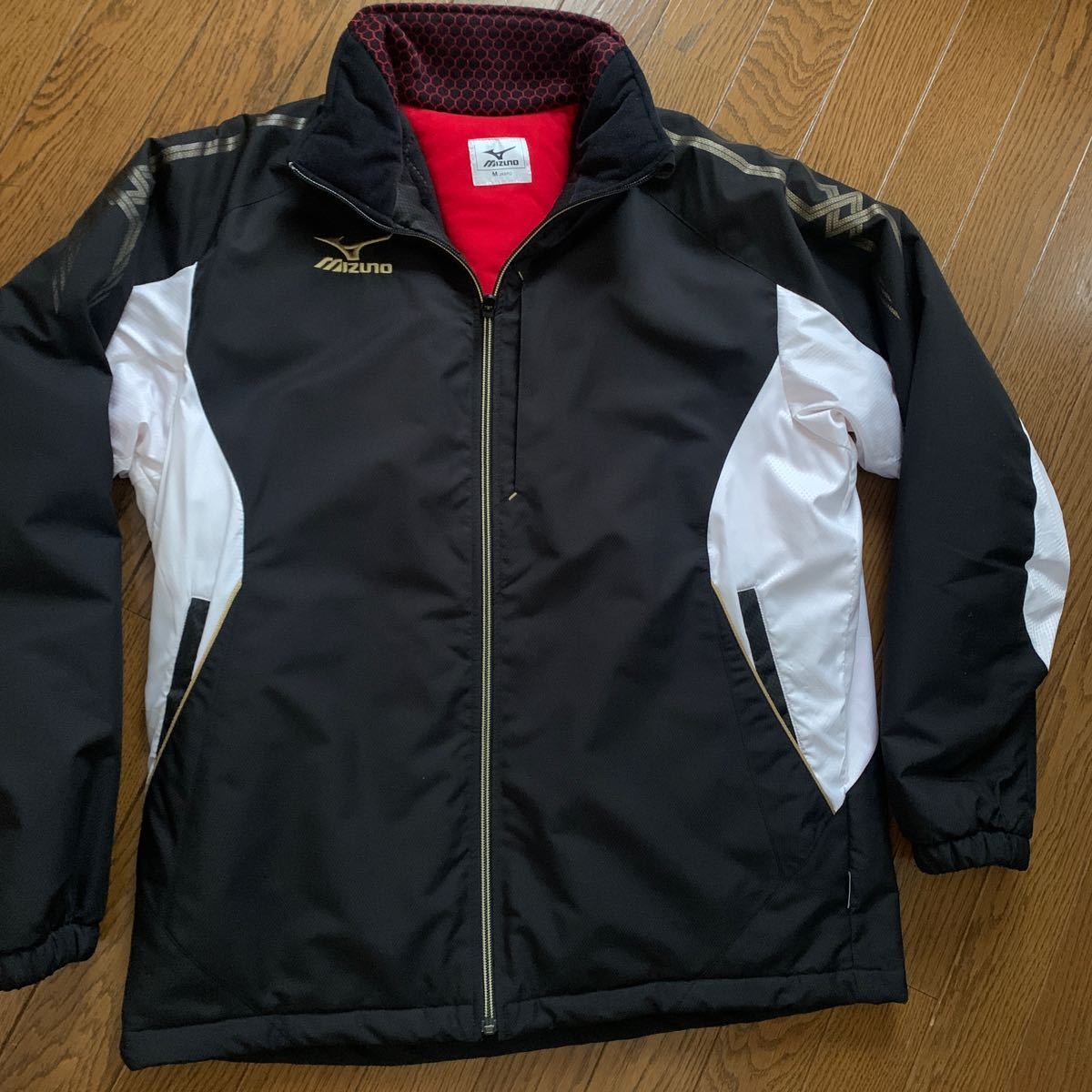 最新入荷 MIZUNO ミズノブレスサーモ 裏地赤 黒×白 ウォーマージャケット ミズノ