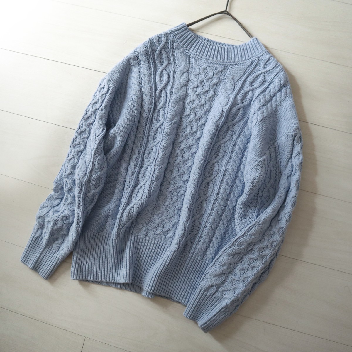 春色サックスブルーおしゃれテチチのクルーネックきれい色ケーブル編みニットプルオーバー長袖セーター水色こなれベーシック暖かい華やか_画像10