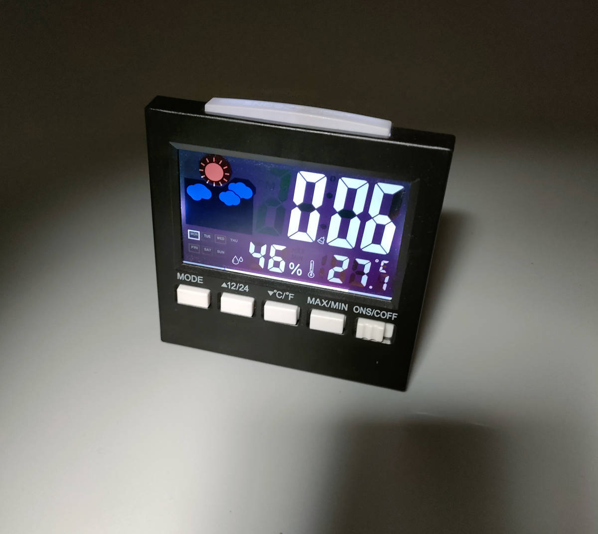 置き時計 デジタル温湿度計 目覚まし時計 時計 温度 体感表示 大画面 多機能 乾燥対策 健康管理 人感センサー 寝室用 コンパクト_画像4