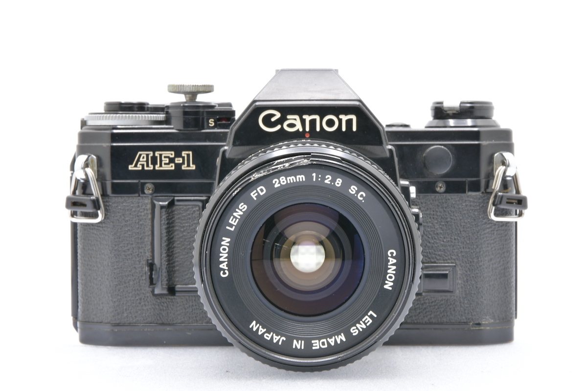 Canon AE-1 ブラック + FD 28mm F2.8 S.C. キヤノン フィルムカメラ MF一眼レフ 広角レンズセット_画像1