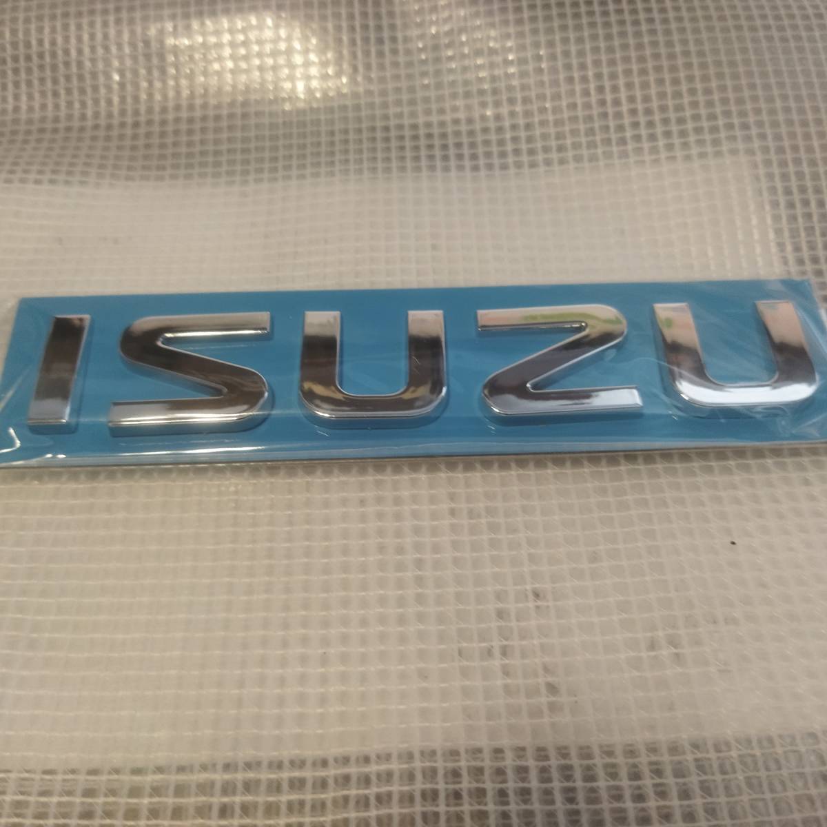 【送料無料】ISUZU(いすゞ) 3Dエンブレム(両面テープ付) メッキシルバー　②_画像1