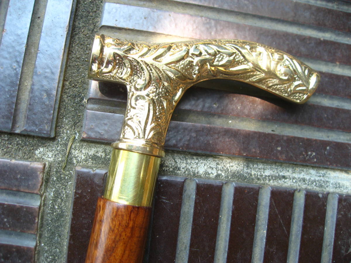 美しい優美な、杖を突いていて優雅な気分に、ヴィクトリア風の真鍮のような握りのステッキ。インドローズ、バラの杖の木。輸入。