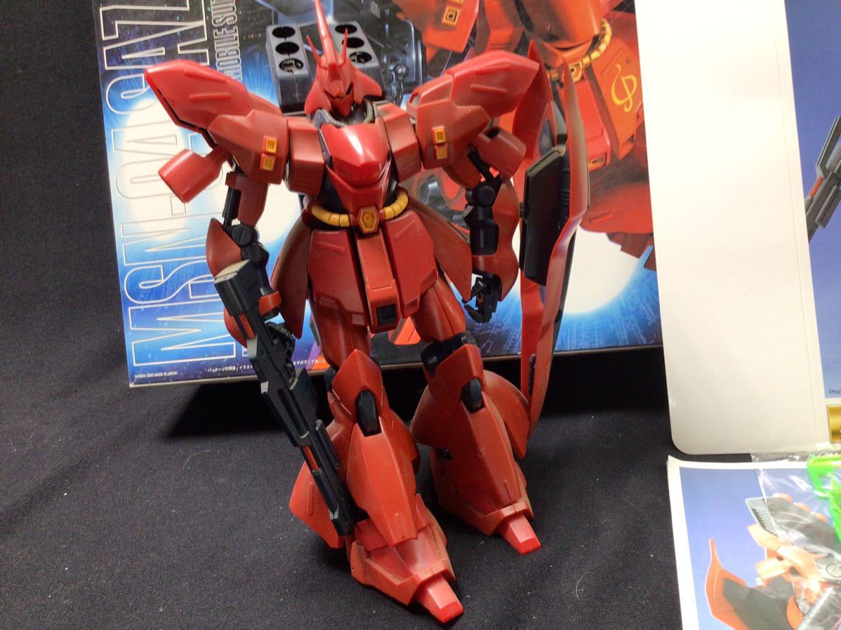 S12157【機動戦士ガンダム】プラモデル MG MSN-04 SAZABI サザビー 1/100 マスターグレードモデル ガンプラ バンダイ 完成品 _画像2