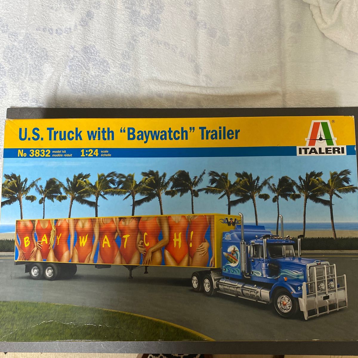 プラモデル 未組立 イタレリ　U.S.Truck with “Baywatch”Trailer (1/24)_画像1