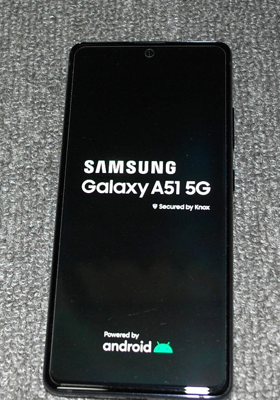●送料無料／美品 au SCG07 SAMSUNG Galaxy A51 5G ・１２８ＧＢプリズムブリックスブラック 白ロム_画像2