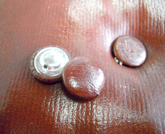 ラクダスツール キャメルチェア 真鍮象嵌 アンティーク風オットマン 腰掛け椅子 札幌市_欠損ボタン4箇所中、2個だけあります。