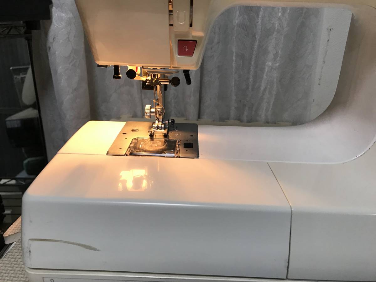 M1955 JANOME/ ジャノメ 家庭用電子ミシン センサークラフト7300 本体のみ ハードカバー付き　全国送料無料_画像3