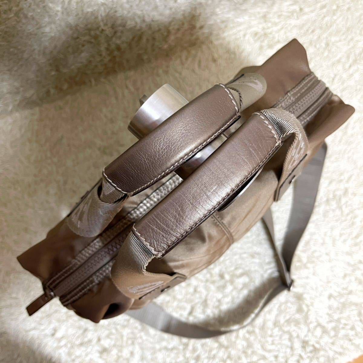 《極美品》フェラガモ ショルダーバッグ 2way A4収納 FERRAGAMO メッセンジャーバッグ ナイロン レザー メンズ ビジネス ブロンズ 保存袋_画像8