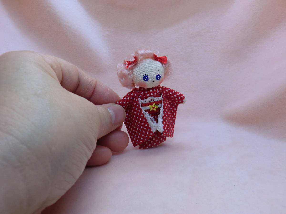 小さなお着物人形　和風　ミニチュアドール　ドールハウス　 布製　　ハンドメイド　ブライスの人形 　ピンクの髪_画像3