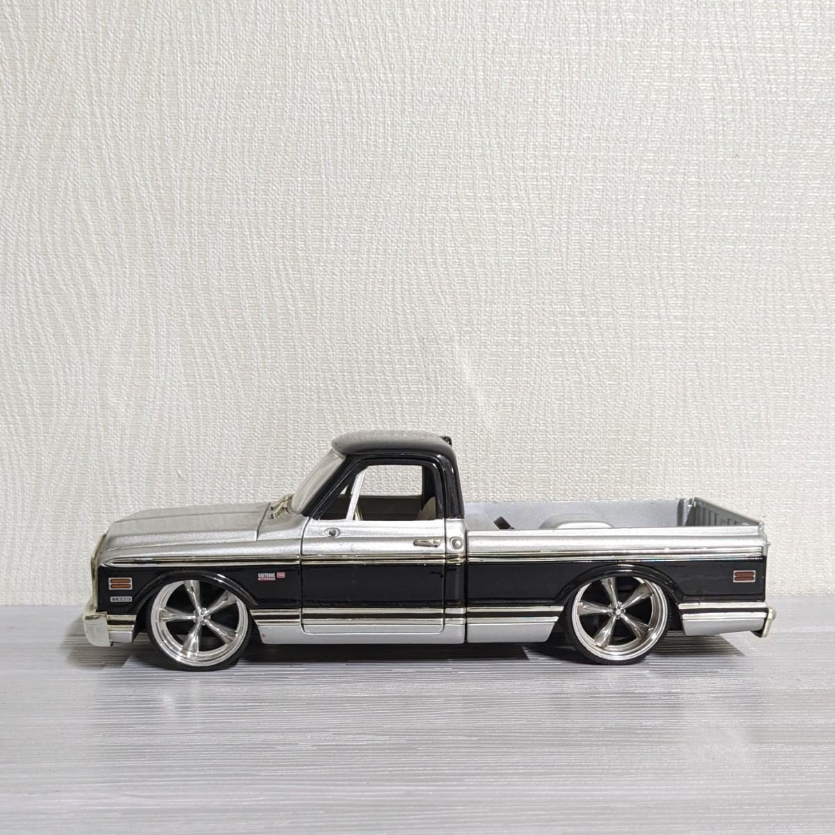 Jada 1/24 シボレー シャイアン カスタム ピックアップ 1972 CHEVROLET Cheyenne PICK UP トラック アメ車 ダイキャスト ミニカー_画像2