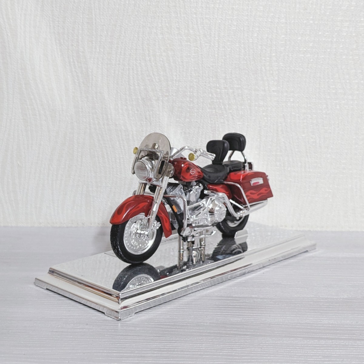 Maisto 1/18 FLHRSEI CVO CUSTOM 2001 Harley-Davidson ハーレーダビッドソン マイスト アメリカン雑貨 アメリカ オートバイ ミニカー_画像6