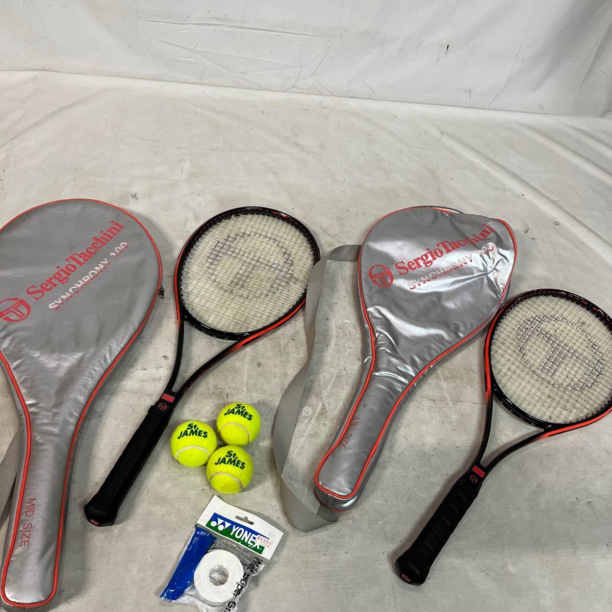 ジャンク品】テニスラケット ２本、カバー付き。テニスボール３