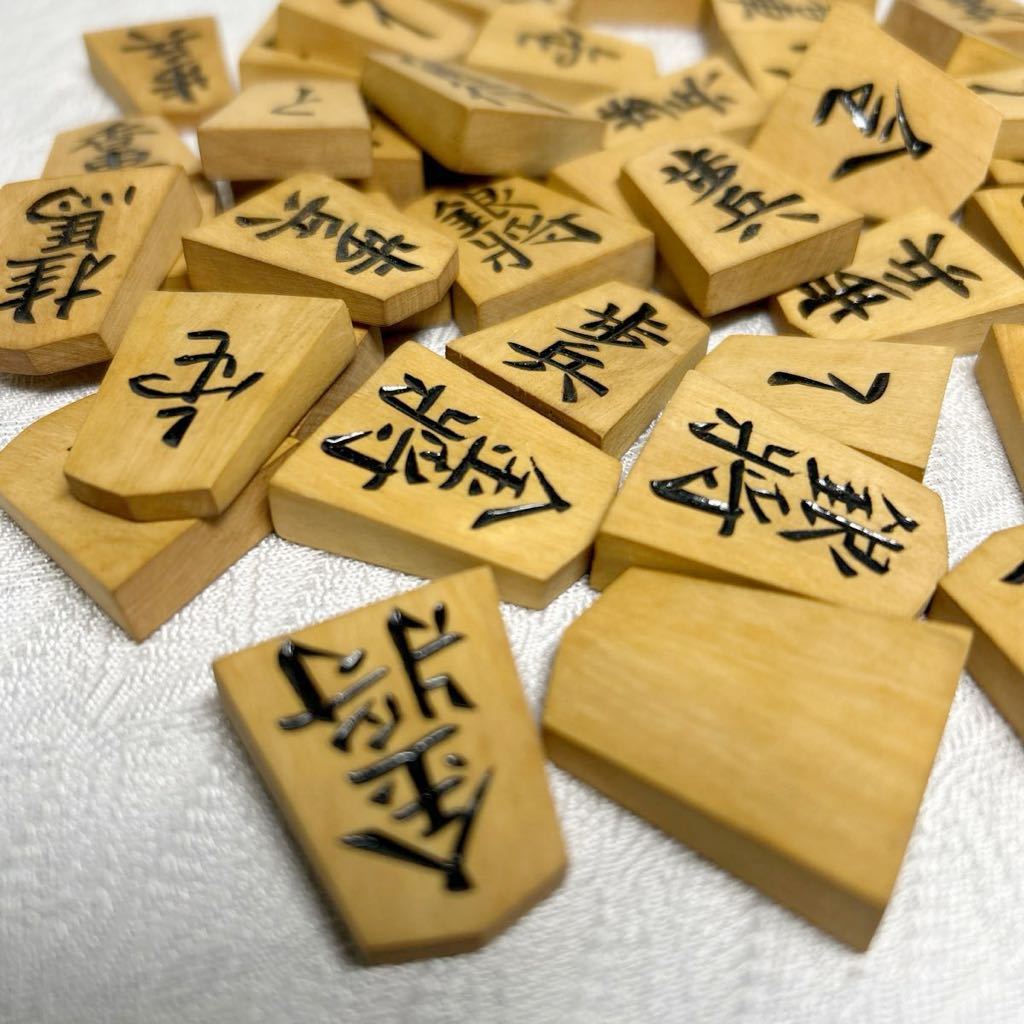 【中古品】将棋駒　彫駒　光雲？在銘　本漆塗り　本つげ　黄楊　ケース付き_画像7