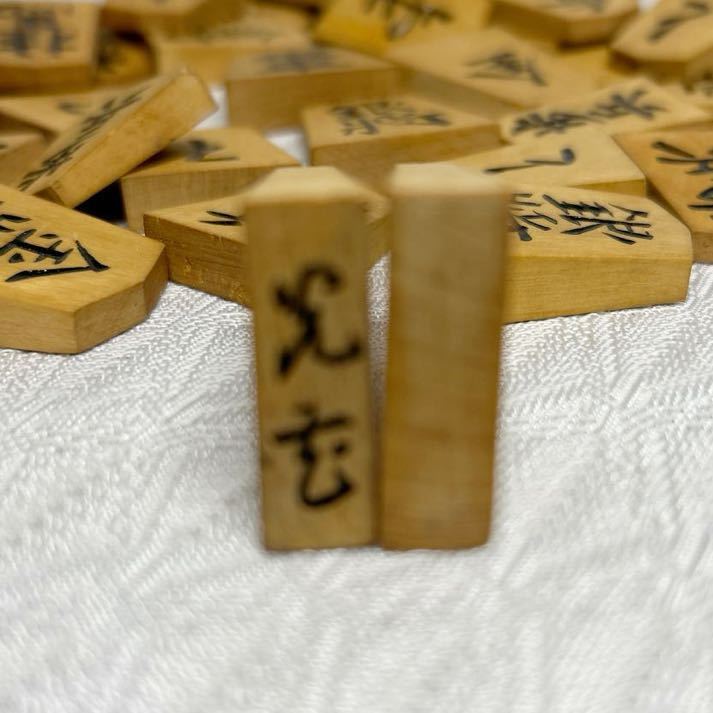 【中古品】将棋駒　彫駒　光雲？在銘　本漆塗り　本つげ　黄楊　ケース付き_画像2