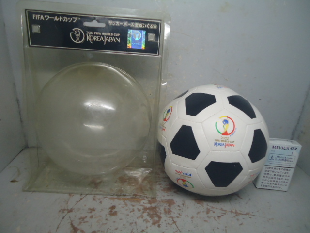 　（１）FIFA・２００２・ワールドカップ・記念品（サッカーボール型・ぬいぐるみ・ブラック）_画像2