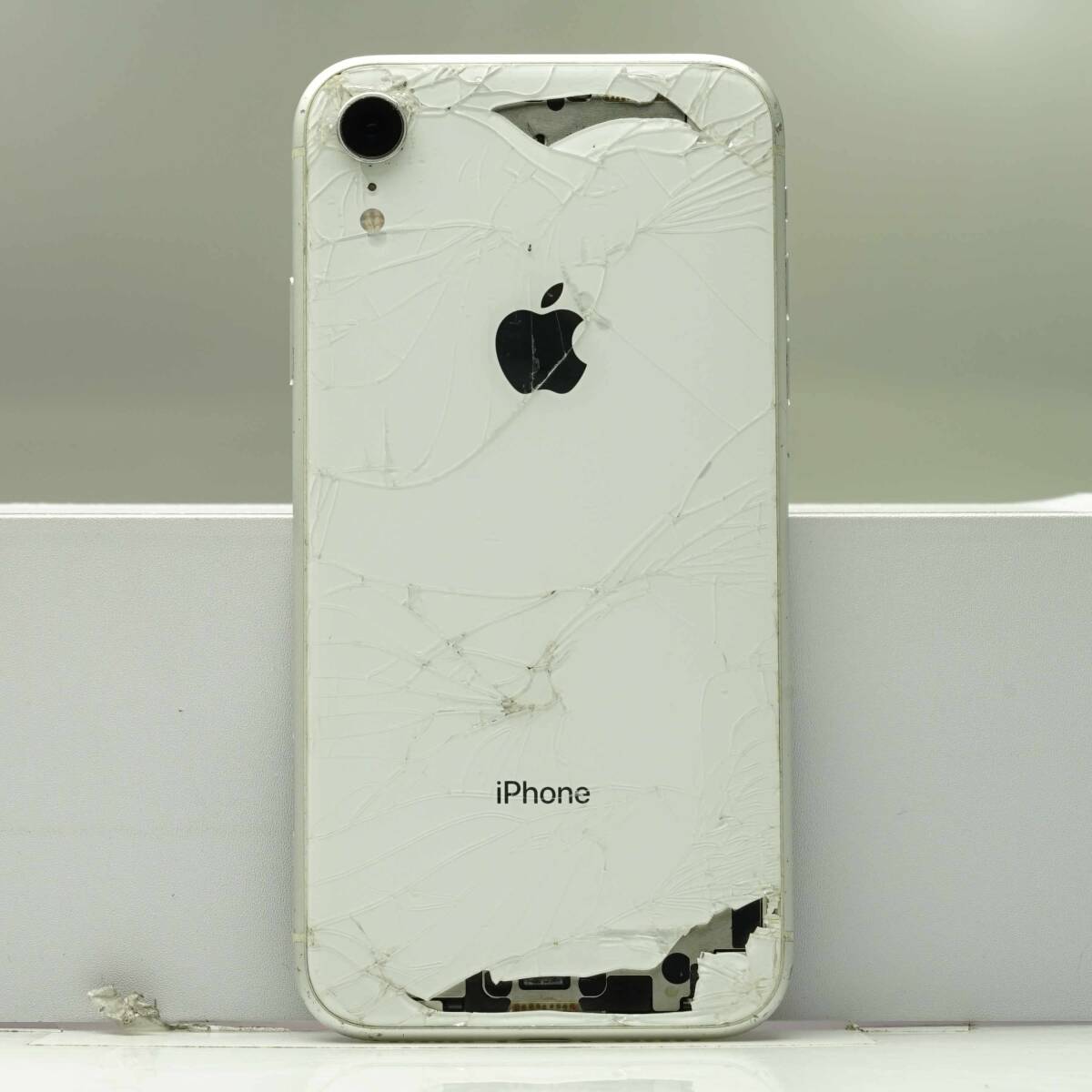 ジャンク品)iPhone XR ホワイト64GB SIMフリー アップル 18時