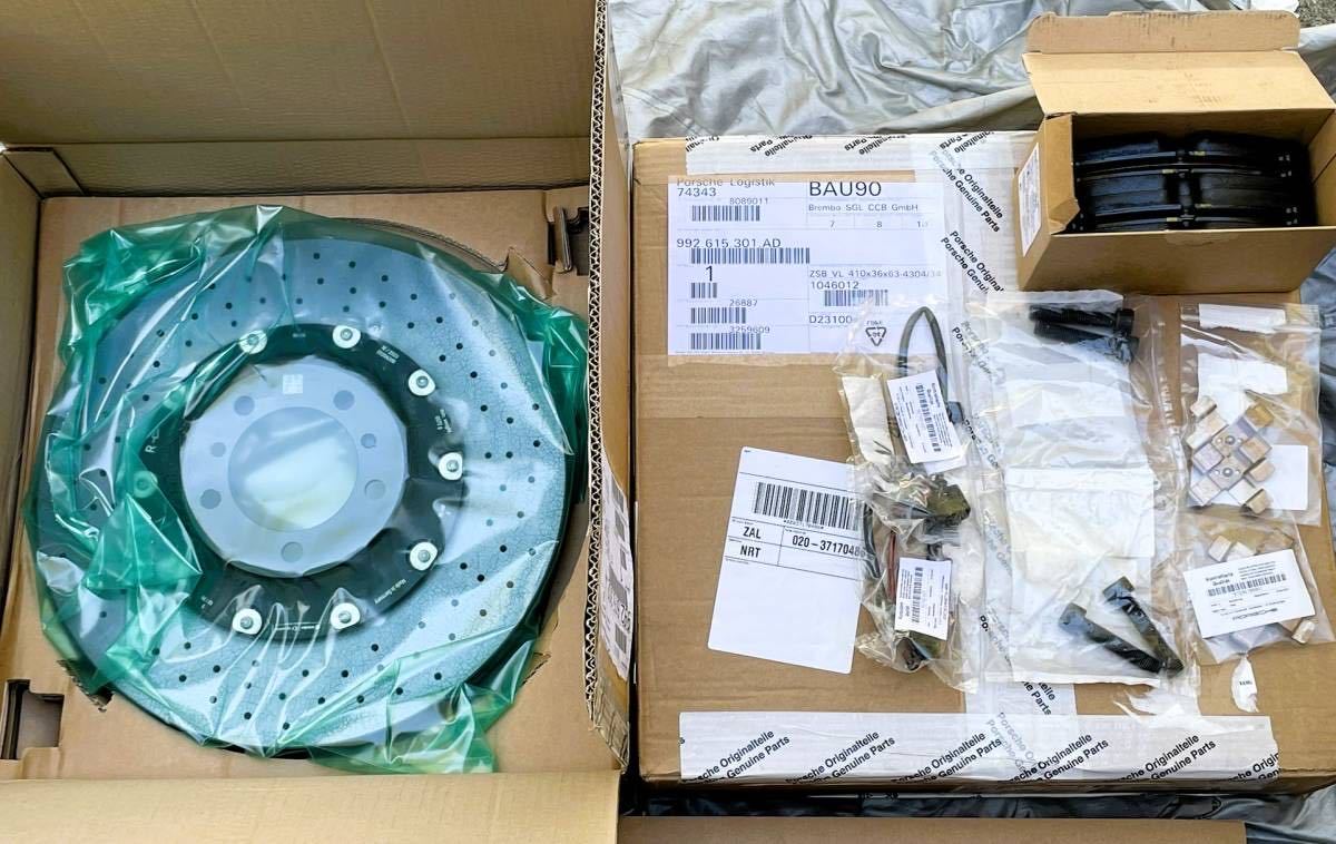 新品未使用品　ポルシェ純正PCCBフロントブレーキローター　パッド等左右セット　718ケイマンGT4 RS 911（991，992）ターボ　GT2 GT3
