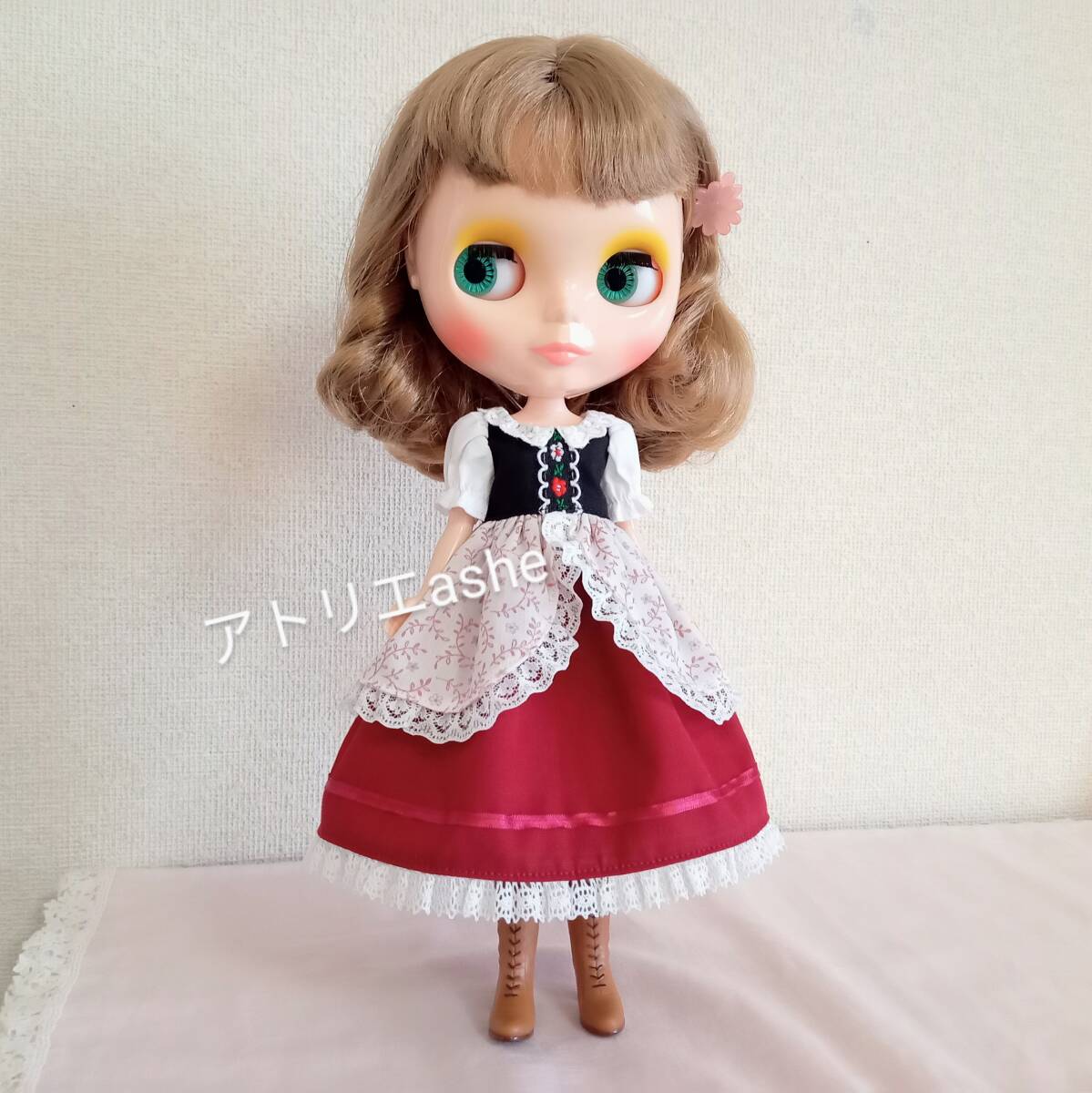 送料無料！ ハンドメイド ネオブライス・リカちゃんの服「民族衣装風 オーバースカート付きワンピース 赤」ブライス 花柄 服 ワンピース