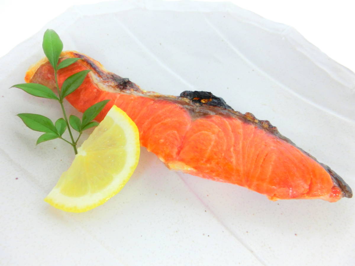 特大 紅鮭フィーレ 塩鮭 約1kg 【業務用】 希少な天然物 脂がほどよく 焼き鮭に最適♪_まずはシンプルに焼鮭なんていかがですか？