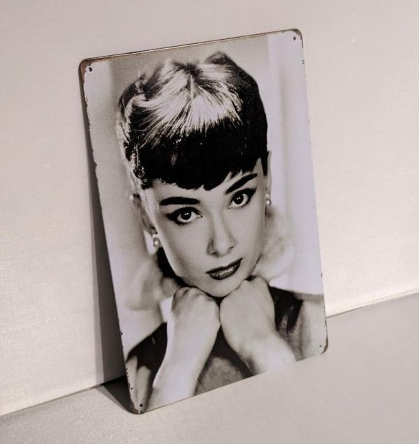 K77a 新品◆ブリキ看板 おしゃれ オードリー ヘプバーン Audrey Hepburn インテリアに アメリカ雑貨 レトロ アンティーク セピア色_画像4