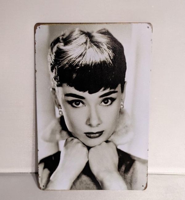 K77a 新品◆ブリキ看板 おしゃれ オードリー ヘプバーン Audrey Hepburn インテリアに アメリカ雑貨 レトロ アンティーク セピア色_画像3