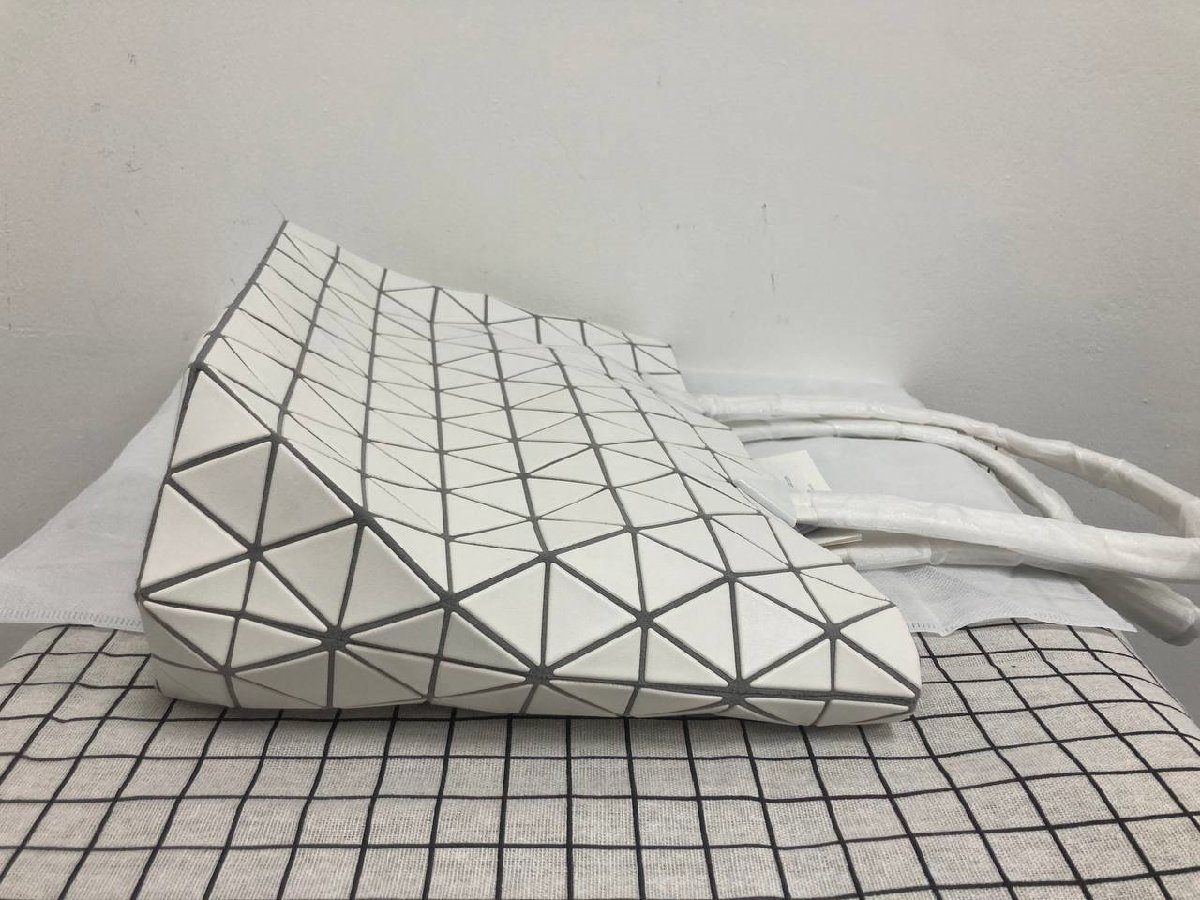 BAO BAO ISSEY MIYAKE バオバオイッセイミヤケ トートバッグ ショルダーバッグ レディース メンズ 中古 ■ PVC ■ ホワイト ■ TN 1_画像4