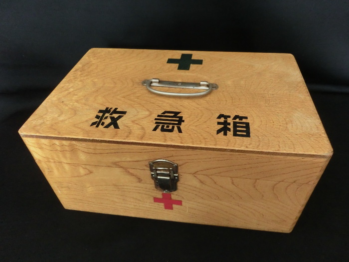 ●木製 薬箱　救急箱 　昭和レトロ ボックス 木箱 小物入　収納 「喰い合わせ俵」おまけ付き　_画像1