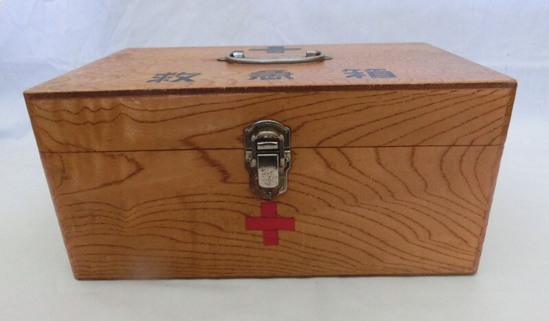 ●木製 薬箱　救急箱 　昭和レトロ ボックス 木箱 小物入　収納 「喰い合わせ俵」おまけ付き　_画像2