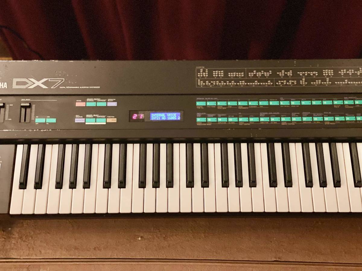 ( 純正ケース付 / カスタム品 ）YAMAHA DX7 正常動作品 ( 白色発光ディスプレイ+ 電池交換基板追加 )　juno106 neve arp moog korg op1 mpc_画像9