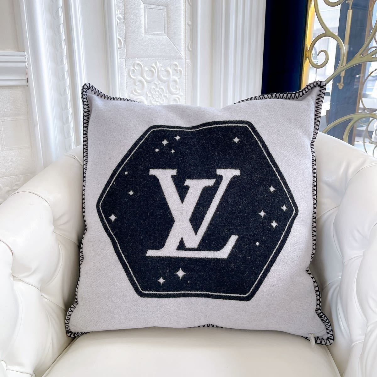 【展示品！訳あり品】LOUIS VUITTON クッション LVサテライト宇宙飛行士 MP2248 グリ ルイヴィトン ディスプレイ おまとめ取引対応可_画像2