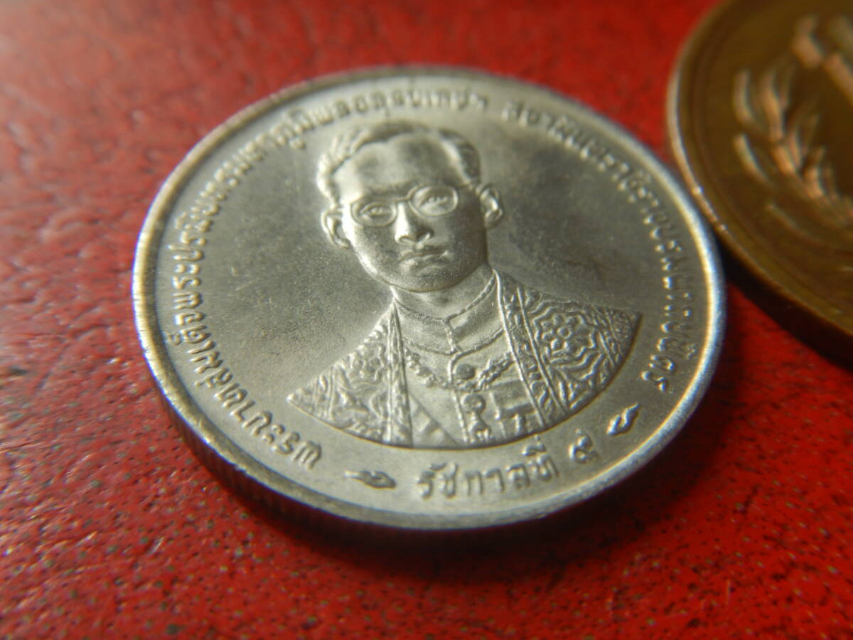 外国・タイ／１バーツ白銅貨；ラマ９世治世50年記念（1996年）　240219_画像3