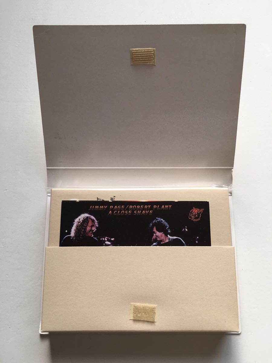 激レアロック限定CD BOX Jimmy Page / Robert Plant “A Close Shave 2nd Edition” 2CD+1VHSテープ Akashic 日本盤特殊ケース_画像2