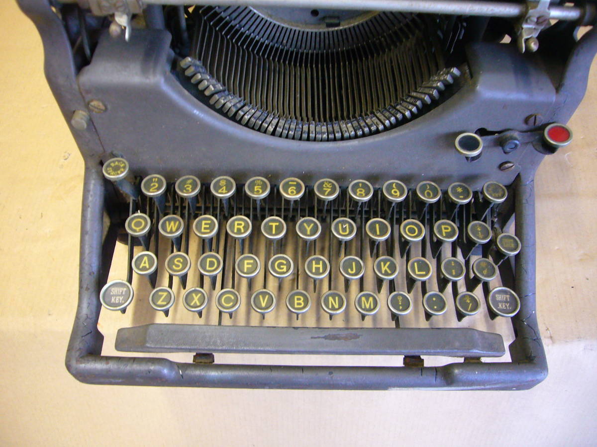 Underwood アンティーク　タイプライター　機械式　made in USA 本体ヒビあり　当時物_画像2
