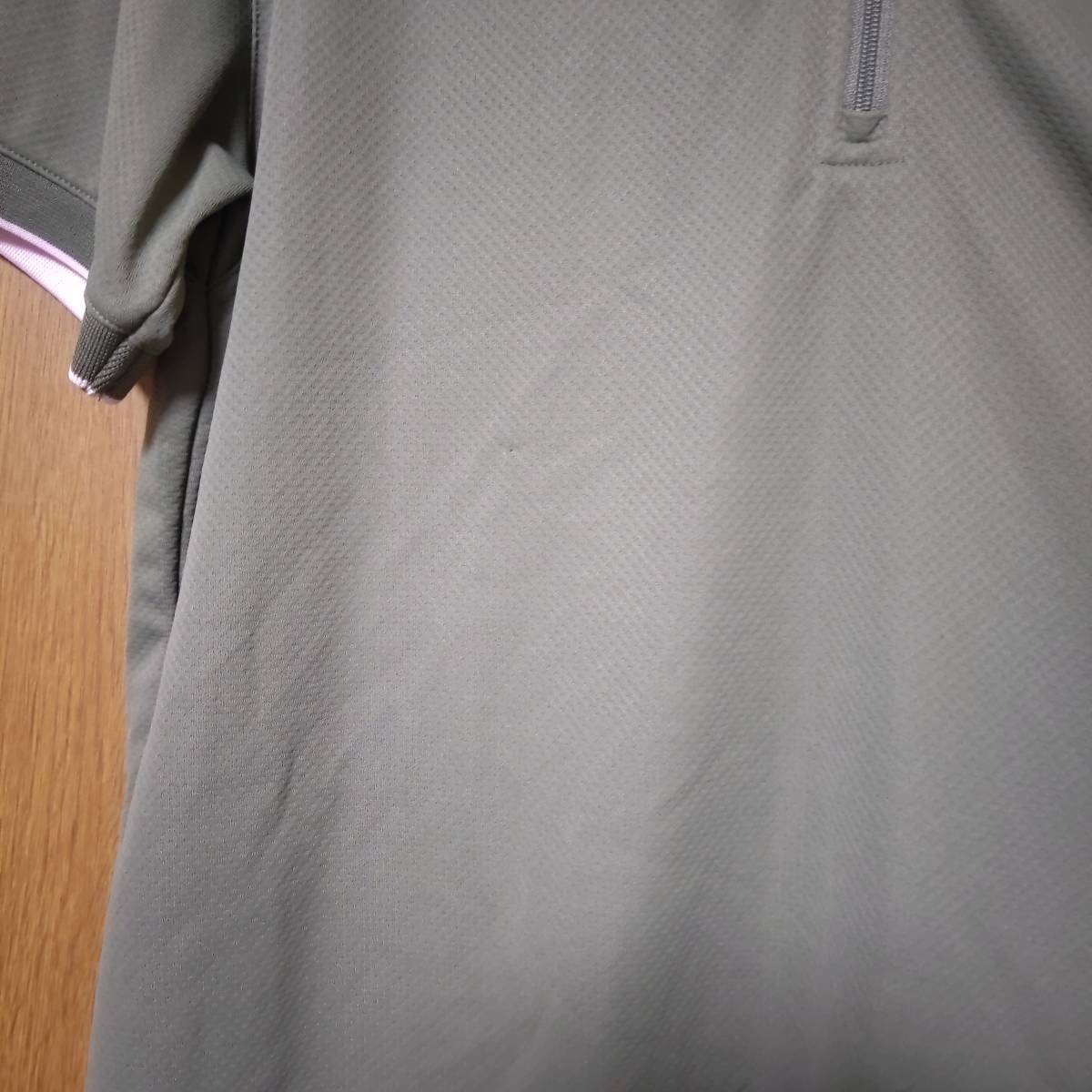 UNIQLO　ユニクロ　メンズ　半袖　Мサイズ　ハーフジップアップ　シャツ　トップス　カーキー色　送料無料　匿名配送_生地のダメージあり(前身ごろの右部分)