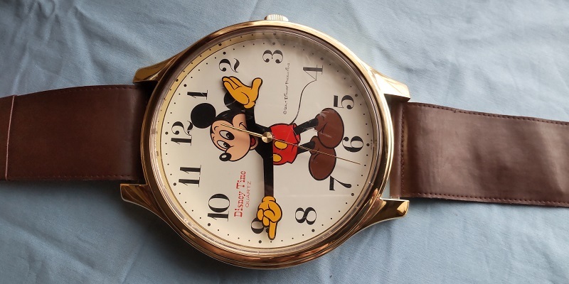 ミッキーマウス　Disney　Time　腕時計風 壁掛け時計　　FW618B　QUARTZ　ディズニータイム　昭和レトロ　中古キズ有_画像2