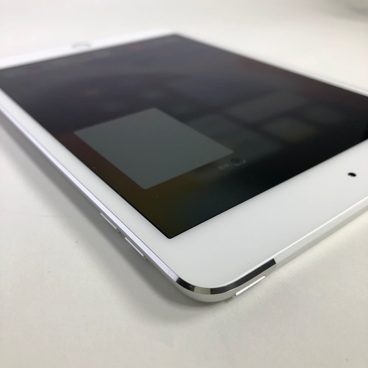 1653】Bランク Apple iPad mini4 Wi-Fi+cellular 32GB シルバー 1653】Bランク Apple iPad mini4 Wi-Fi+cellular 32GB シルバー