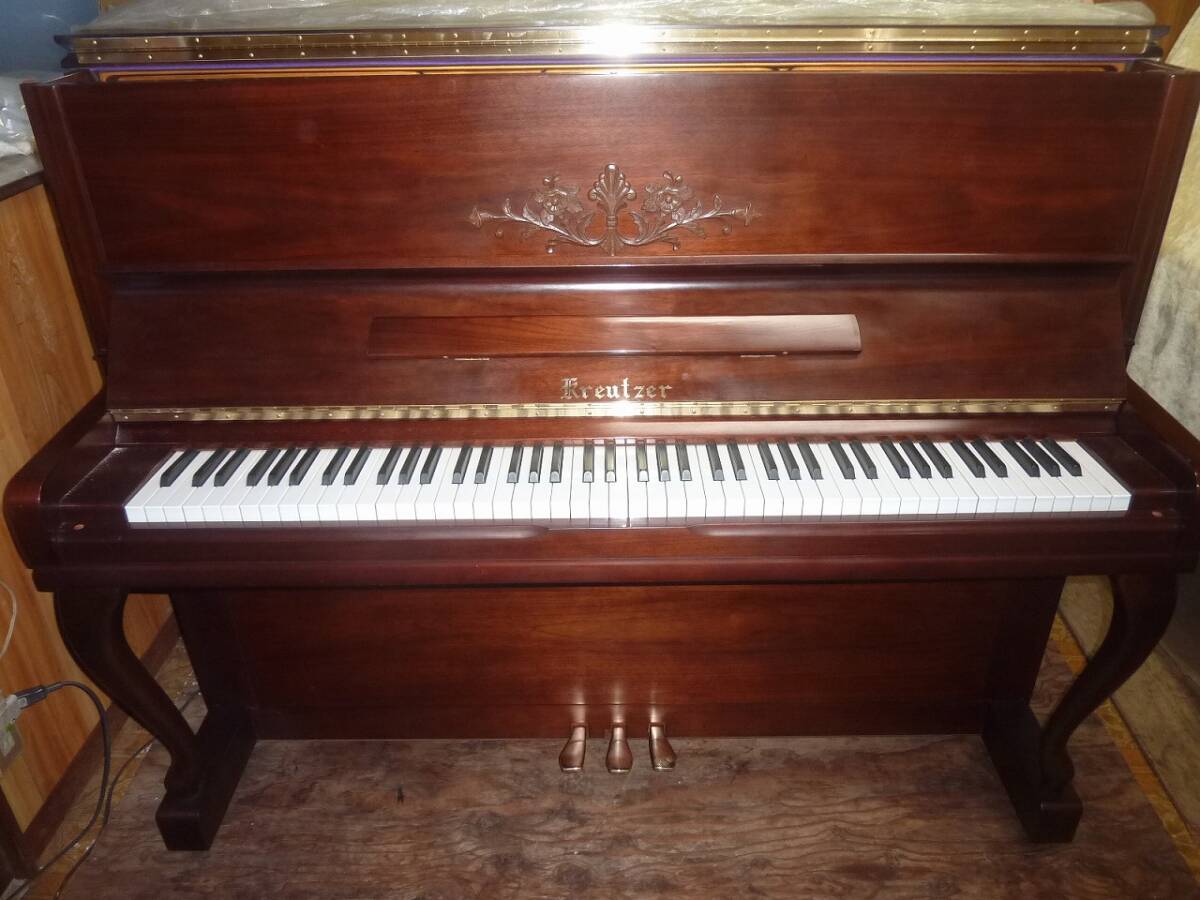 クロイツェル　KEー300W こってりリフレッシュ済　トトロの家ピアノ工房_照明で実物とは異なる色に