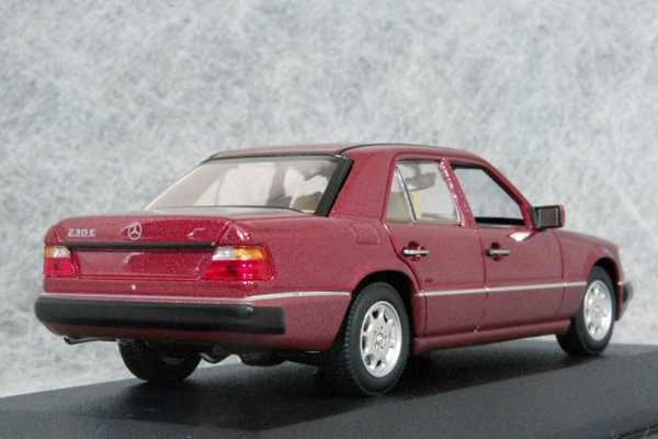 ● 1/43 メルセデス ベンツ 〓 230E ( W124 ) / アルマンダイン メタリック 〓 Mercedes_画像2