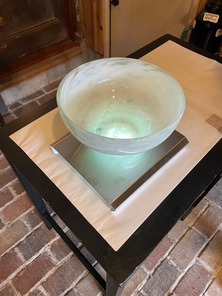 メダカ鉢のご紹介です、メダカ鉢　ライトアップ台セット。ガラス鉢になります白バージョンも追加しました。白か黒をお選び頂けます。