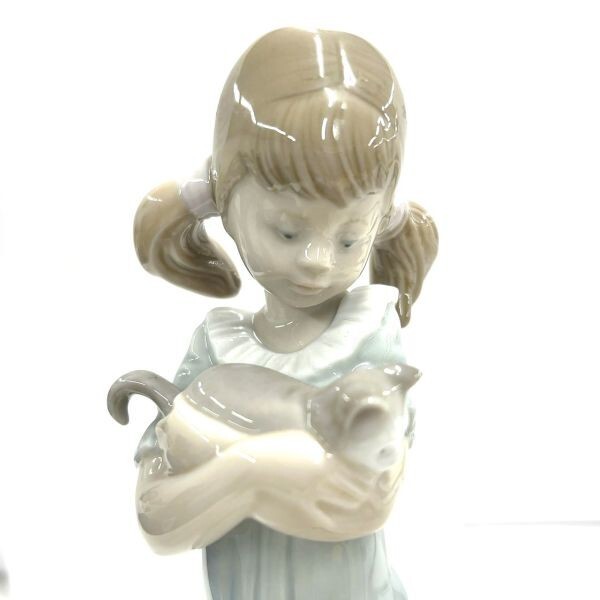 M130-W7-1285 ◆ LLADRO リヤドロ 陶器 置物 人形 フィギュリン 少女 猫 私のことを忘れないで 全長約21cm③_画像5