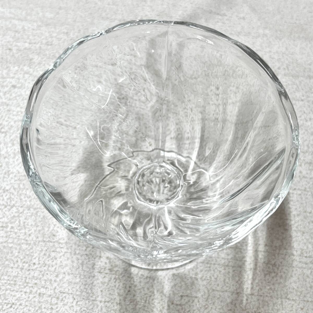 ガラスのアイスカップ　デザートカップ　スパイラルデザートグラス　3客（4023）未使用