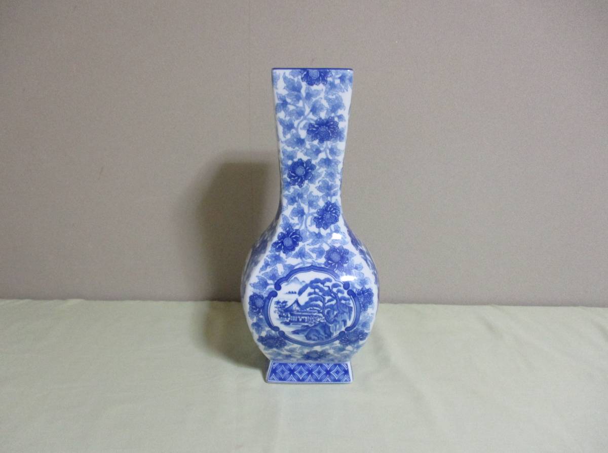 瀬戸焼花瓶（【飛騨彦】染付け山水画）：白磁に青色の花柄模様＆山水画・陶磁器・花瓶_画像2