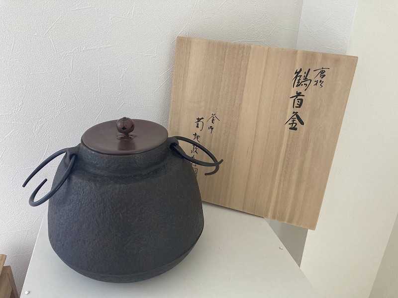 395 唐松 鶴首釜 釜師 菊地政光 共布 共箱 茶道具_画像1