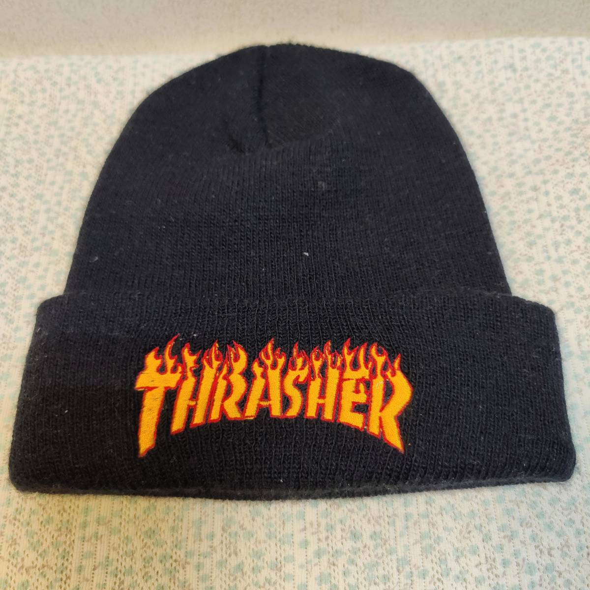 美品】　THRASHER　スラッシャー　ニット帽　ブラック　ブランドロゴ　ニットキャップ　防寒　折り返し型　ビーニー　スケボー　BMX_画像1