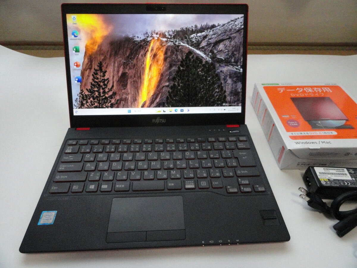 ☆☆お奨め綺麗な 富士通Lifebook U75/B3 Corei5 SSD Win11 レッドかわいい綺麗な美品な中古品 富士通 ☆☆_画像1