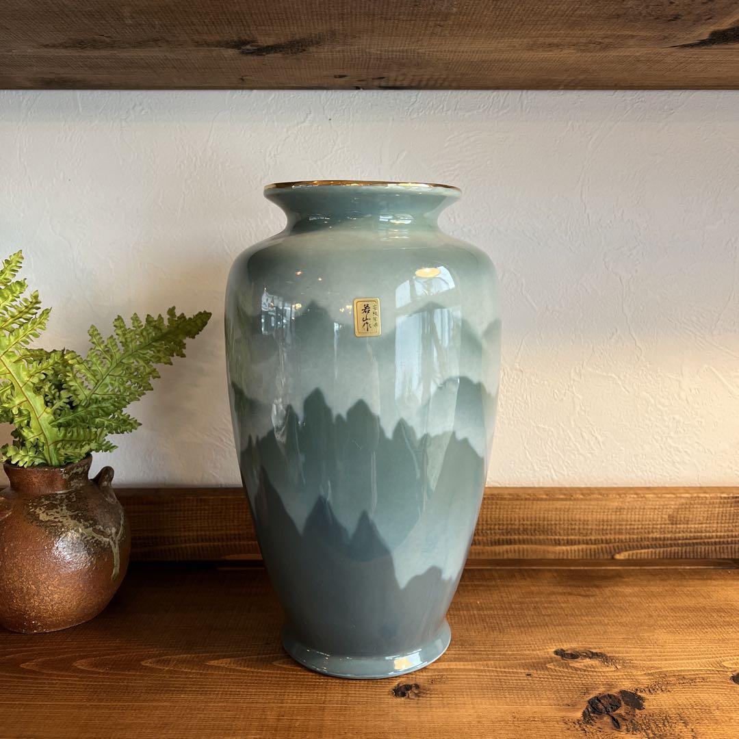 wasabi y933 高級陶器 若山作 雲海に浮かぶ山々を表したような美しい青磁色の花器/花瓶 飾り壺 高さ26㎝ 金彩 山水 木曽路の山並みの画像1