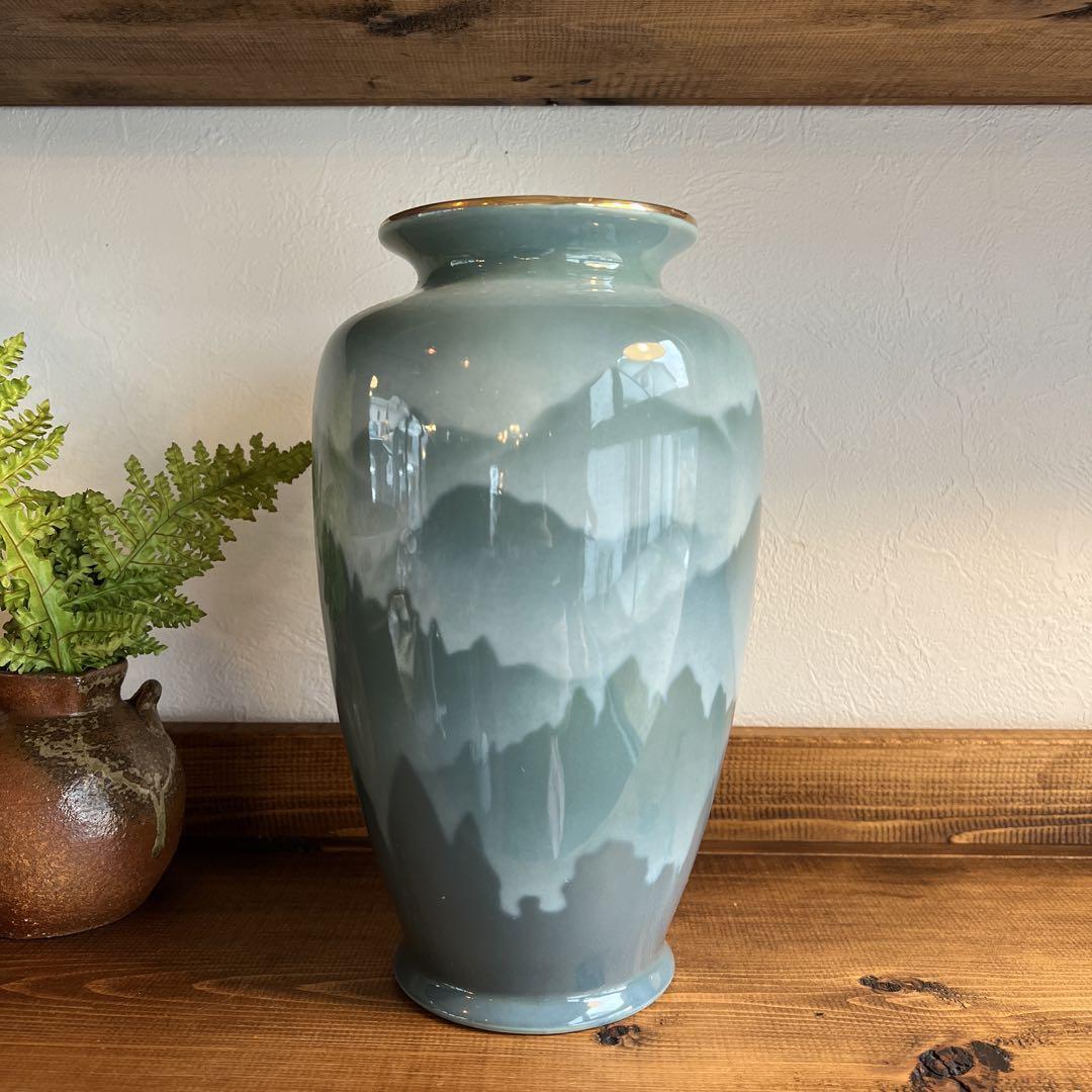 wasabi y933 高級陶器 若山作 雲海に浮かぶ山々を表したような美しい青磁色の花器/花瓶 飾り壺 高さ26㎝ 金彩 山水 木曽路の山並みの画像5